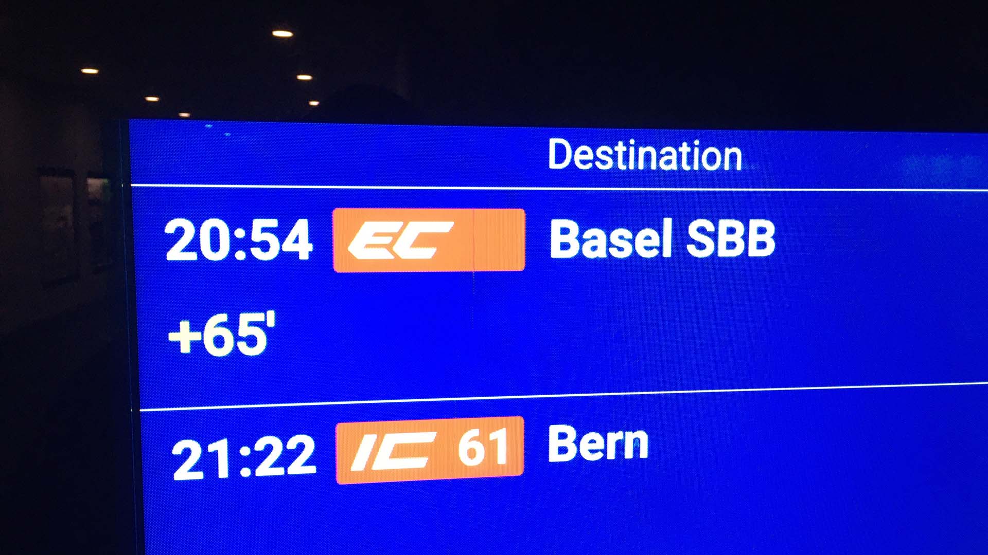 A display board at an SBB station indicating a train delay.